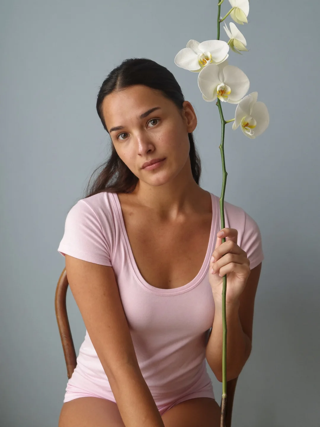 Mujer con una orquídea